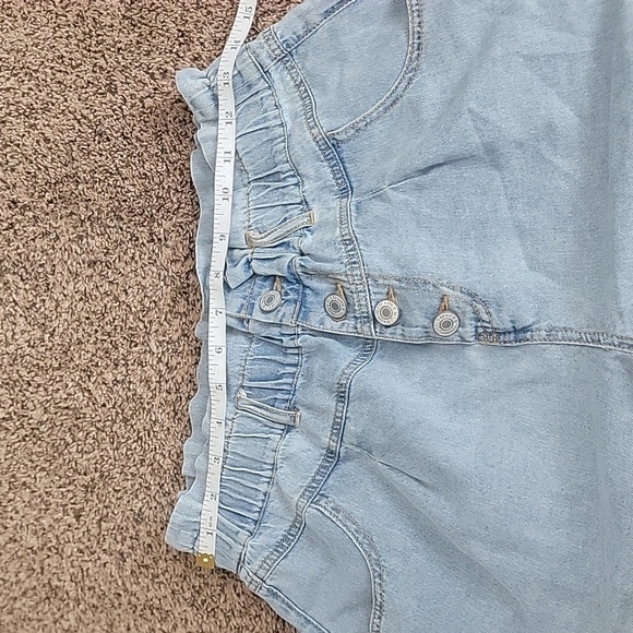LONE Tree paperbag waisted shorts. Large. - Picture 2 of 4